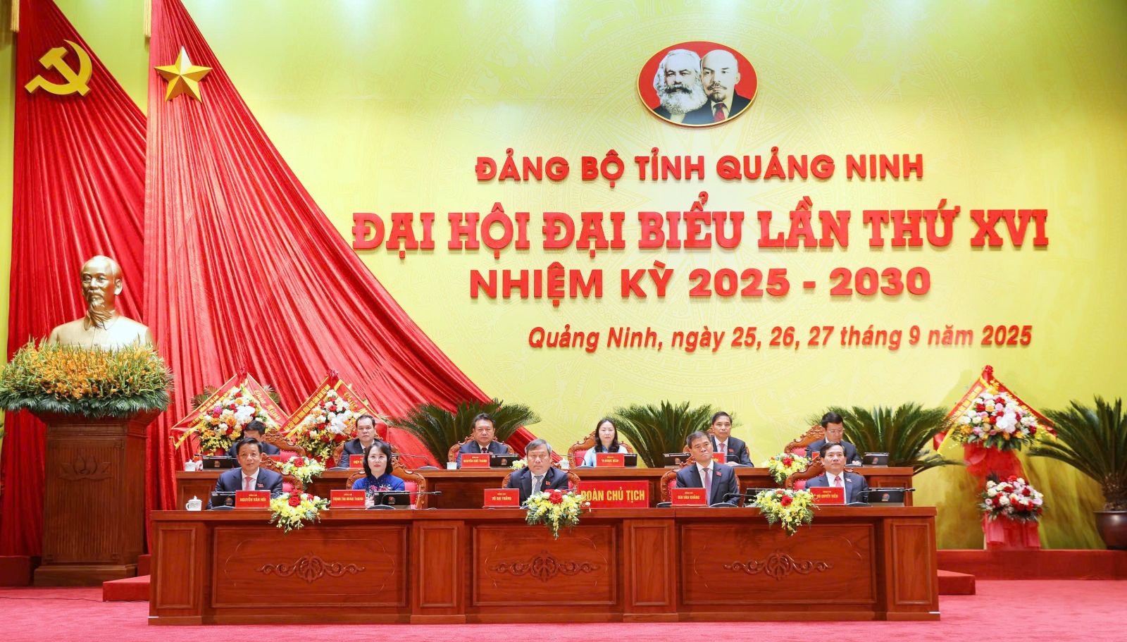 Đoàn Chủ tịch diều hành Đại hội.