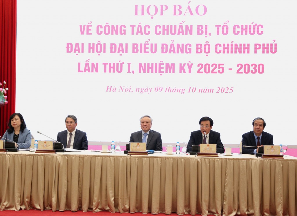 Ủy viên Bộ Chính trị, Phó Bí thư Thường trực Đảng ủy Chính phủ, Phó Thủ tướng Thường trực Chính phủ Nguyễn Hòa Bình cùng lãnh đạo các bộ chủ trì họp báo - Ảnh: VGP/Nguyễn Hoàng