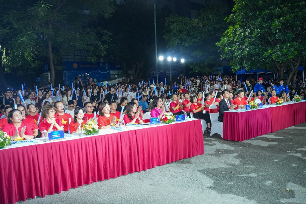 Sự có mặt của Ban lãnh đạo Học viện cùng cán bộ, giảng viên nhà trường đã cháy hết mình cùng sinh viên