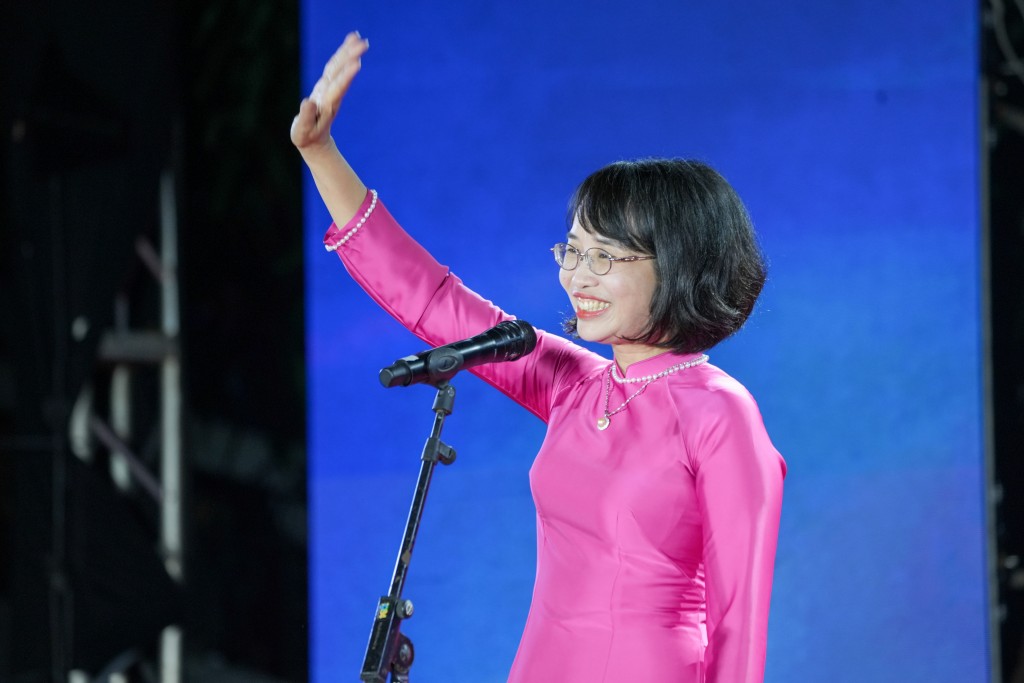 2.	PGS.TS. Phạm Thị Hoàng Anh - Phó Giám đốc phụ trách Ban Giám đốc Học viện Ngân hàng dành những lời chúc tốt đẹp nhất tới tân sinh viên Học viện Ngân hàng