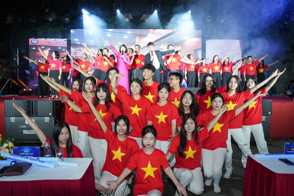 Ban lãnh đạo Học viện cùng cán bộ, giảng viên cháy hết mình trong tiết mục mở màn