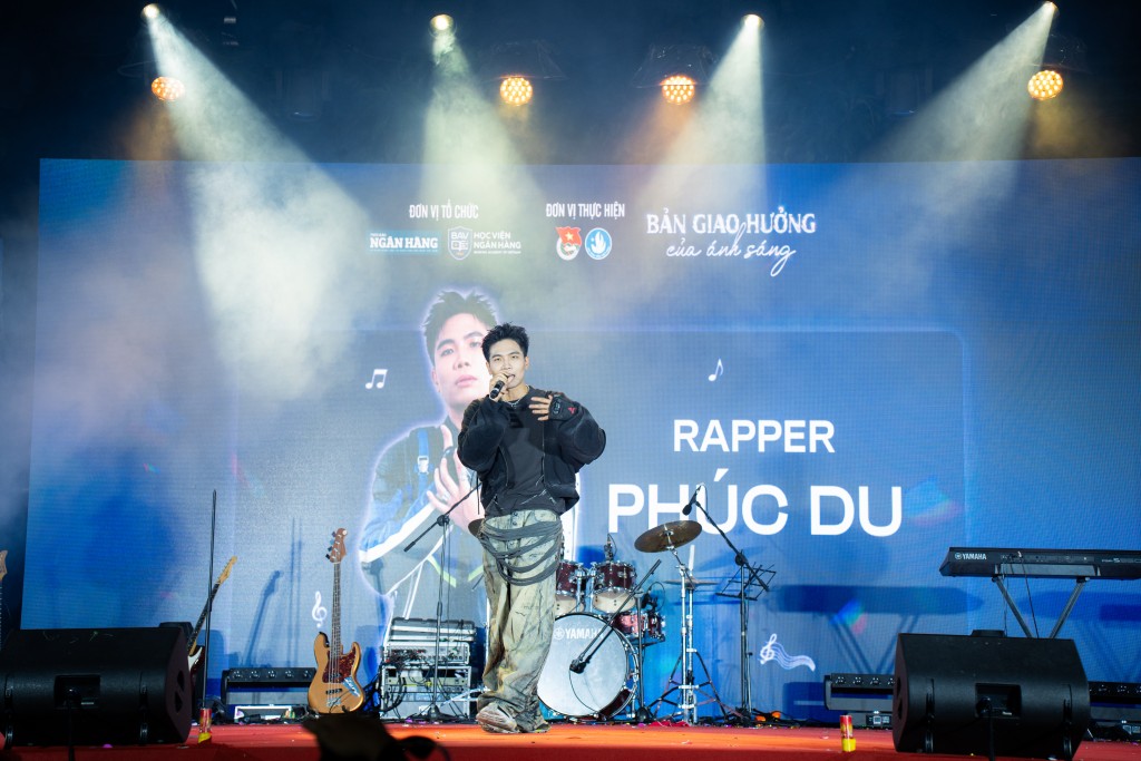 Sự xuất hiện của rapper Phúc Du đã đẩy không khí lên đỉnh điểm.