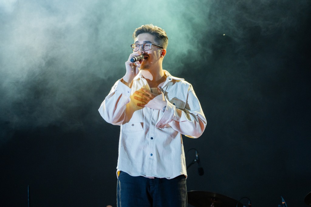 Không gian lắng đọng, sâu lắng nhưng không kém phần ấm áp bằng những bản hit của ca sĩ Vũ