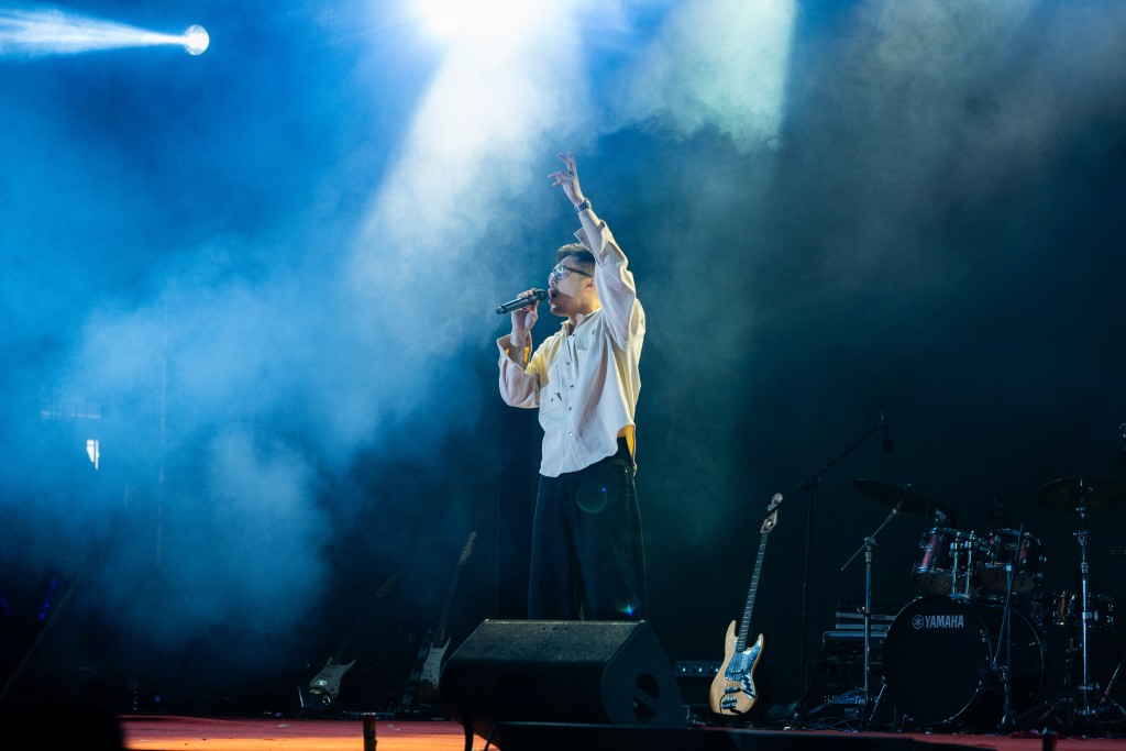 Không gian lắng đọng, sâu lắng nhưng không kém phần ấm áp bằng những bản hit của ca sĩ Vũ