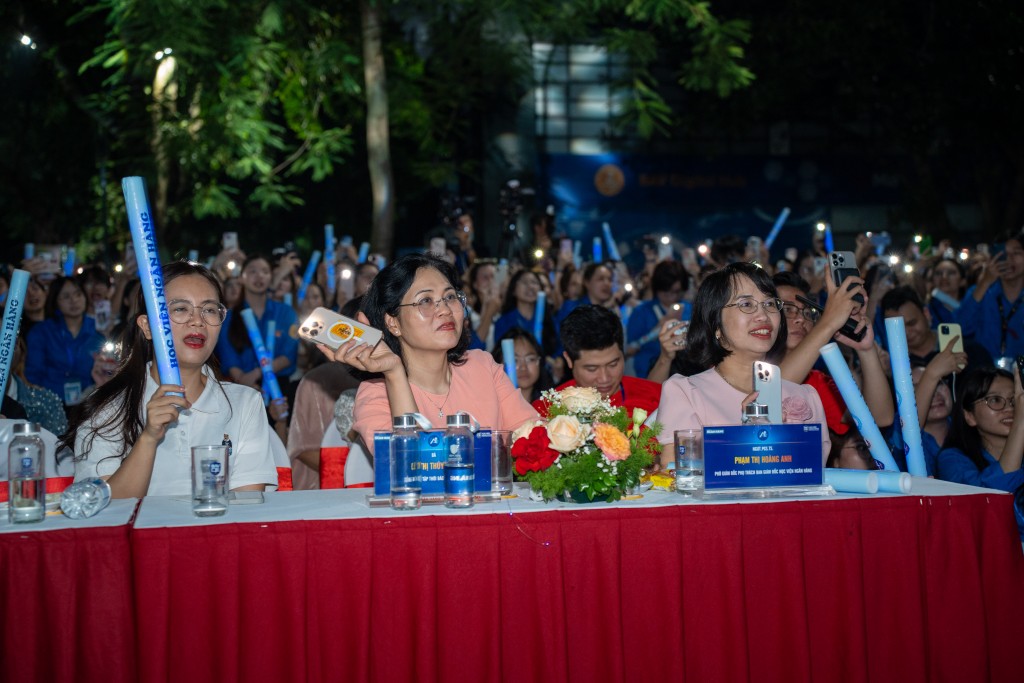 Những đại biểu cũng hòa cùng sự nhiệt huyết, cháy bỏng của đêm nhạc hội