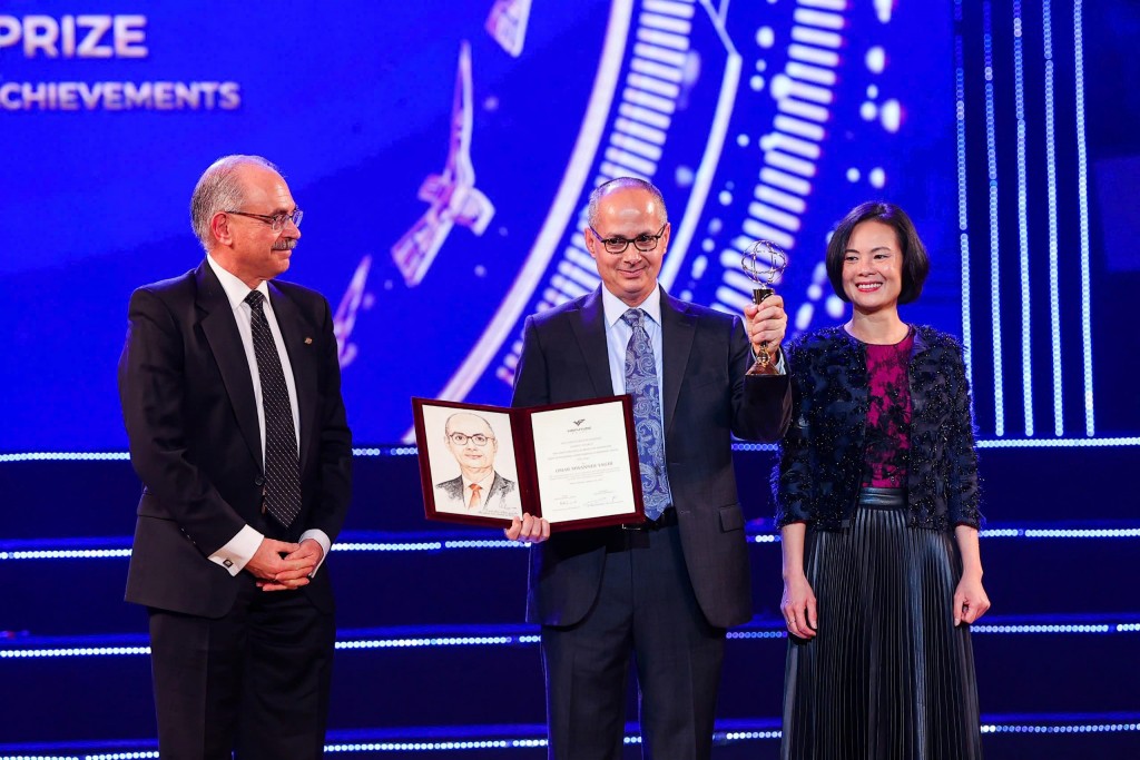 GS.Omar M.Yaghi được trao Giải Đặc biệt VinFuture mùa đầu tiên tại Hà Nội -  Ảnh: VFP.