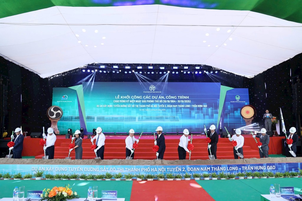 Các đại biểu thực hiện nghi thức khởi công.