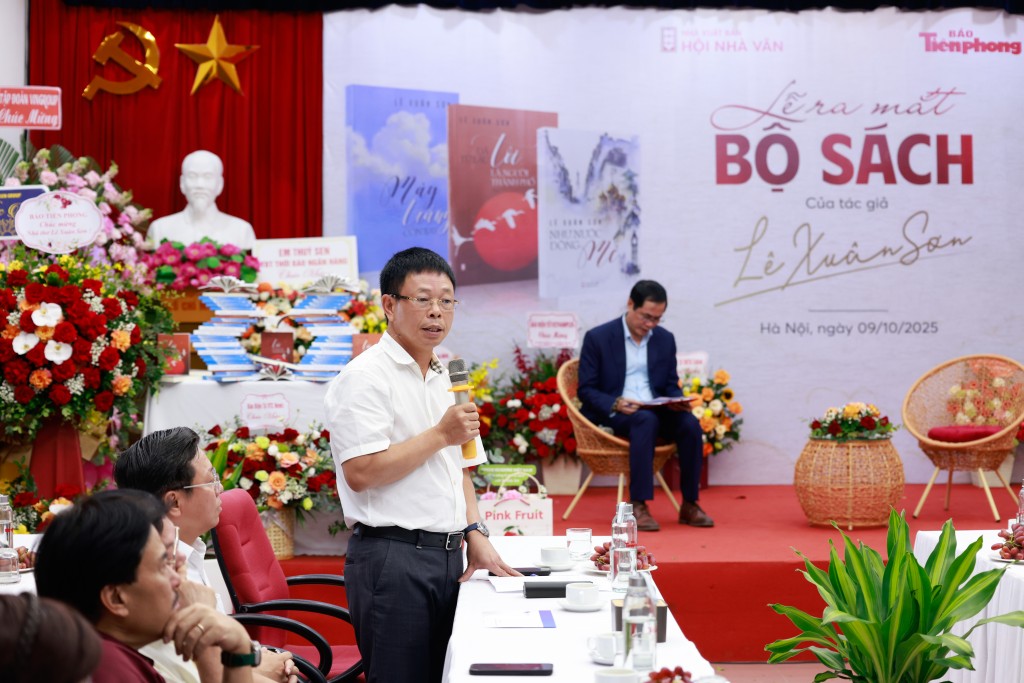 Nhà báo Phùng Công Sưởng - Tổng Biên tập báo Tiền Phong đánh giá cao tâm huyết và sự sáng tạo của nhà báo Lê Xuân Sơn trong bộ ba tác phẩm được ra mắt