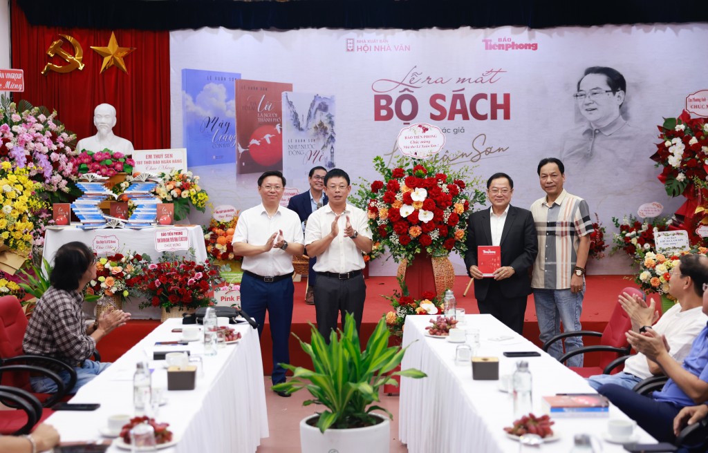 Ban Biên tập báo Tiền Phong chúc mừng nguyên Tổng Biên tập Lê Xuân Sơn ra mắt bộ ba cuốn sách