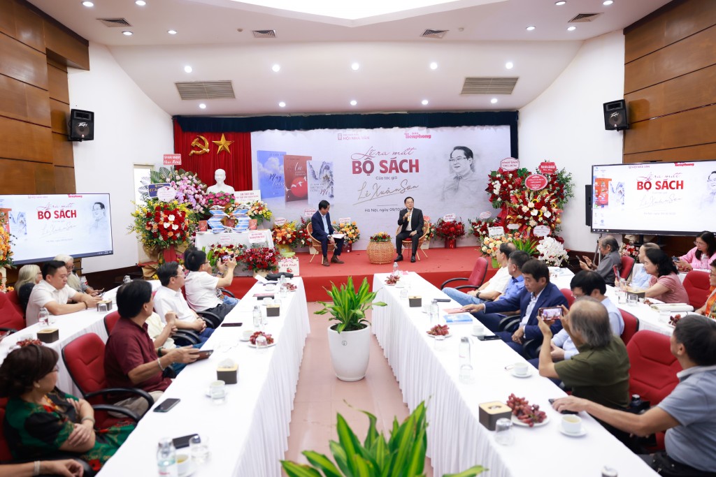 Buổi ra mắt sách có đông đảo các nhà văn, nhà thơ, nhà báo đến chúc mừng tác giả