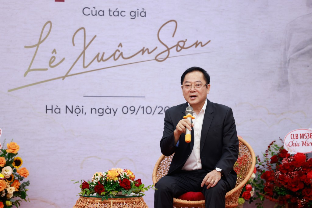 Nhà báo, nhà thơ Lê Xuân Sơn phát biểu tại buổi ra mắt bộ ba cuốn sách vừa được NXB Hội Nhà văn ấn hành