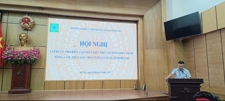 Đồng chí Nguyễn Phi Long - Phó Chánh Văn phòng HĐND-UBND phường phát biểu khai mạc Hội nghị