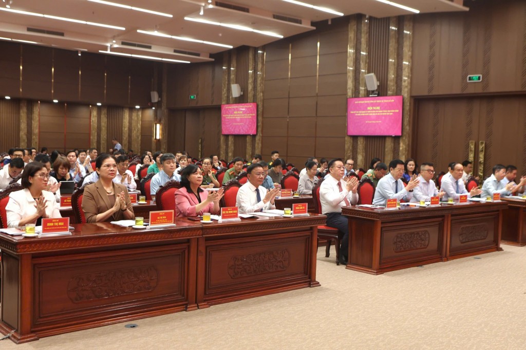 Các đại biểu dự hội nghị tại hội trường Thành ủy Hà Nội 