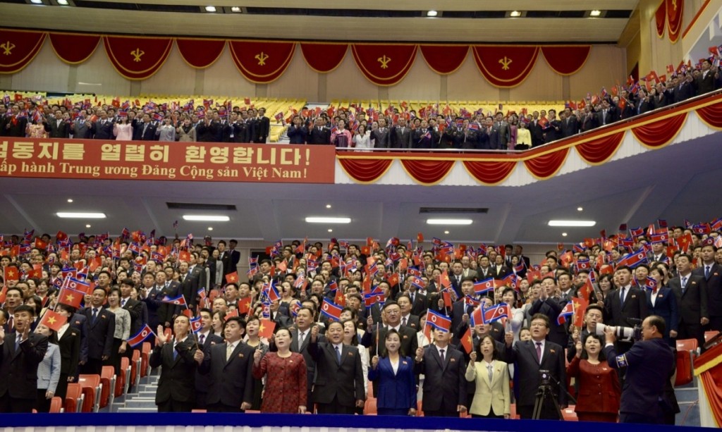 toan canh le don tong bi thu to lam tham cap nha nuoc chdcnd trieu tien hinh anh 8 Ở hai bên khán đài là dòng chữ “Nhiệt liệt hoan nghênh đồng chí Tô Lâm, Tổng Bí thư ban Chấp hành Trung ương Đảng Cộng sản Việt Nam” và “Tình đoàn kết hữu nghị giữa nhân dân hai nước Triều Tiên và Việt Nam muôn năm”.