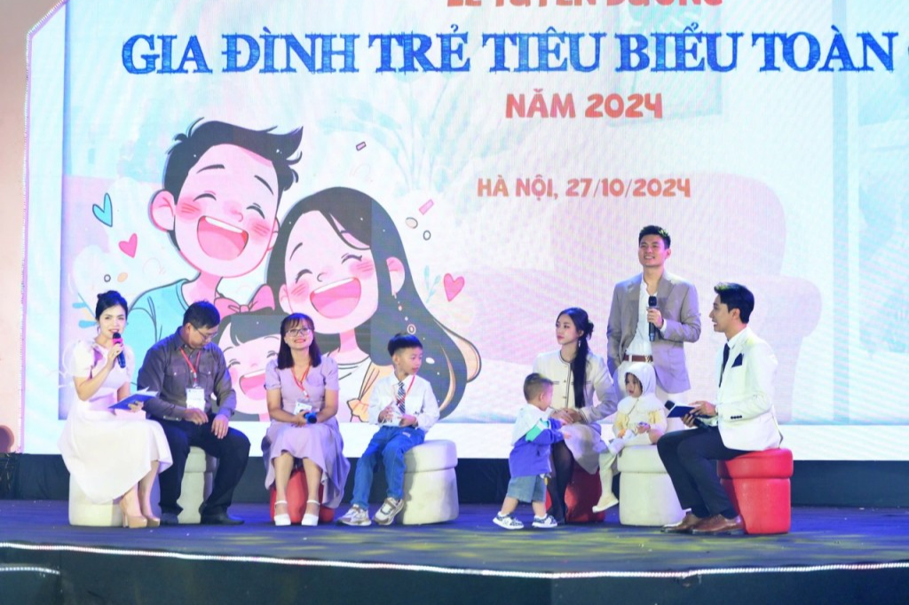 Lễ tuyên dương gia đình trẻ tiêu biểu năm 2024