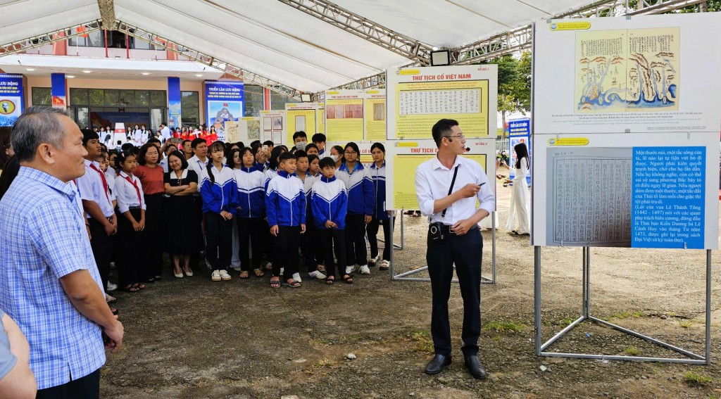 Ngay sau lễ khai mạc, đông đảo cán bộ, giáo viên, học sinh và người dân xã Quảng Phú đã tham quan, tìm hiểu các tư liệu.