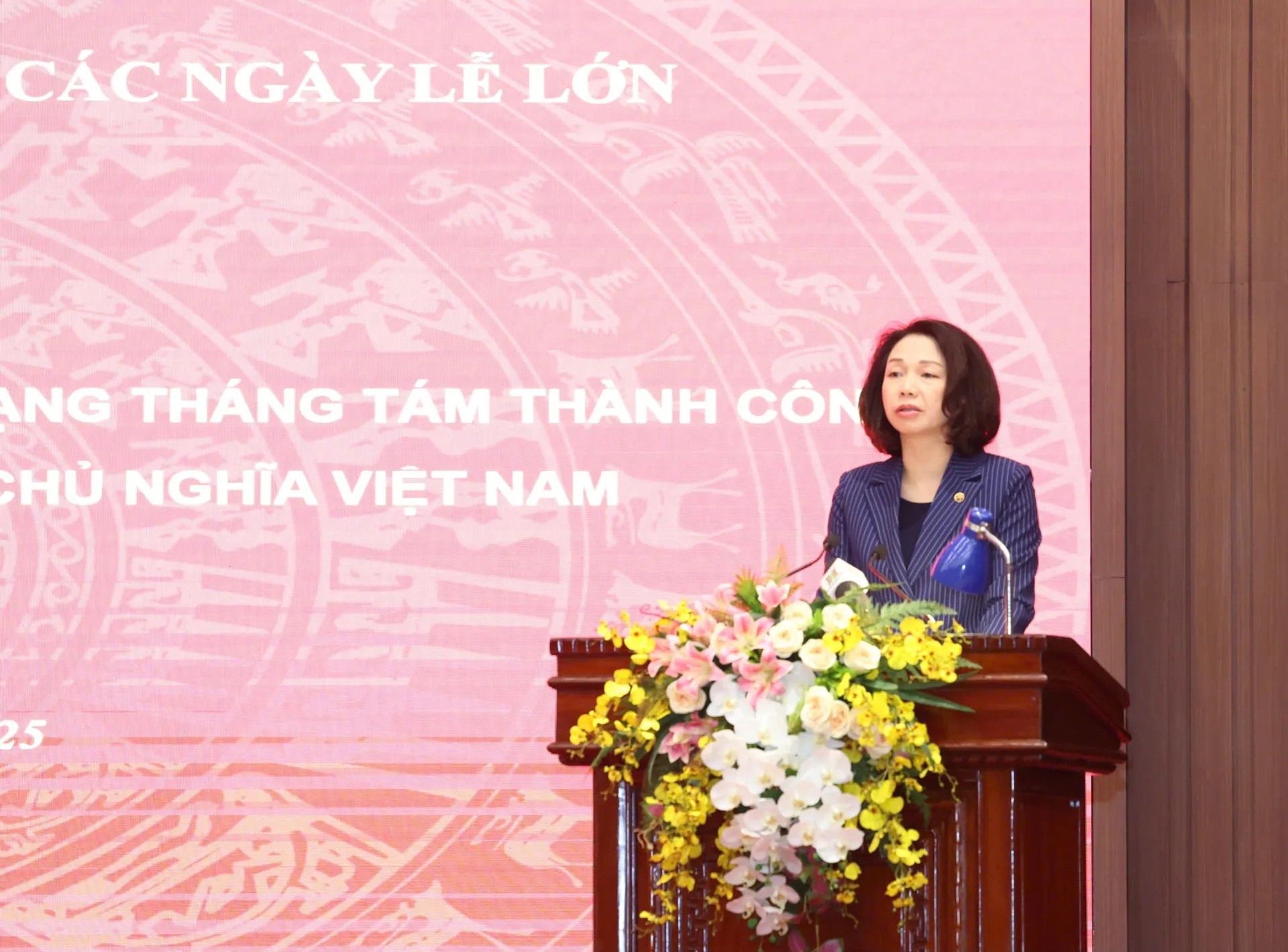 Phó Chủ tịch UBND TP Hà Nội Vũ Thu Hà phát biểu tham luận tại hội nghị