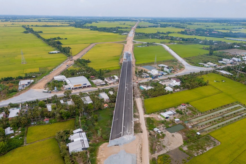Công trình cao tốc Cần Thơ – Cà Mau đang được các nhà thầu đẩy nhanh tiến độ, phấn đấu hoàn thành giai đoạn 1 vào năm 2026. Công trình cao tốc Cần Thơ – Cà Mau đang được các nhà thầu đẩy nhanh tiến độ, phấn đấu hoàn thành giai đoạn 1 vào năm 2026.