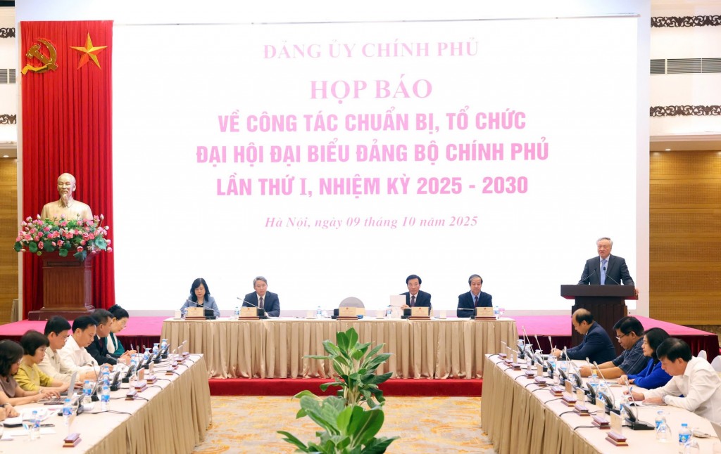 Phó Thủ tướng Thường trực Chính phủ Nguyễn Hòa Bình chủ trì họp báo thông tin về công tác chuẩn bị, tổ chức Đại hội Đại biểu Đảng bộ Chính phủ lần thứ 1 - Ảnh: VGP/Nguyễn Hoàng