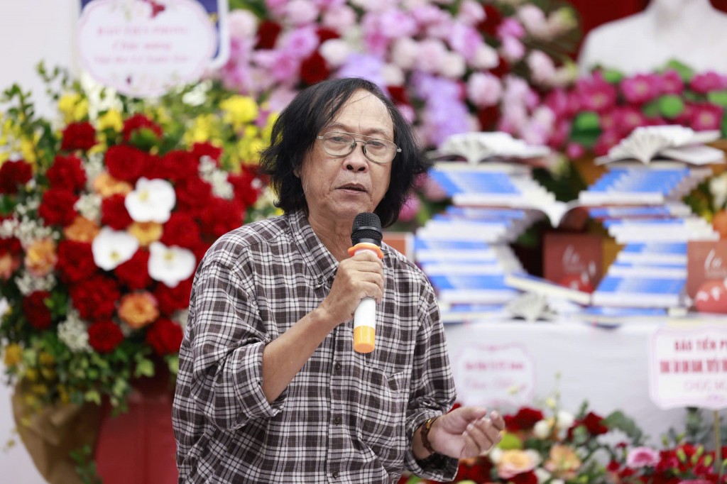 Nhà thơ Nguyễn Việt Chiến bày tỏ sự trân trọng lao động chữ nghĩa của tác giả Lê Xuân Sơn