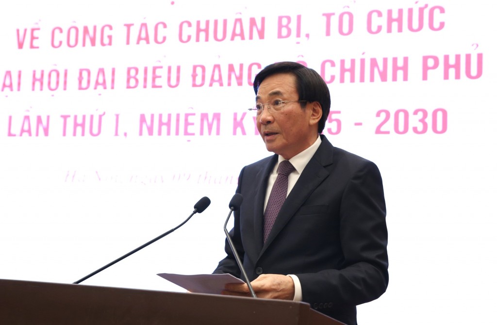 Bộ trưởng, Chủ nhiệm Văn phòng Chính phủ Trần Văn Sơn, Phó Bí thư Đảng ủy Chính phủ, Người phát ngôn của Chính phủ, thông báo những nội dung chủ yếu về công tác chuẩn bị, tổ chức Đại hội - Ảnh: VGP/Nguyễn Hoàng