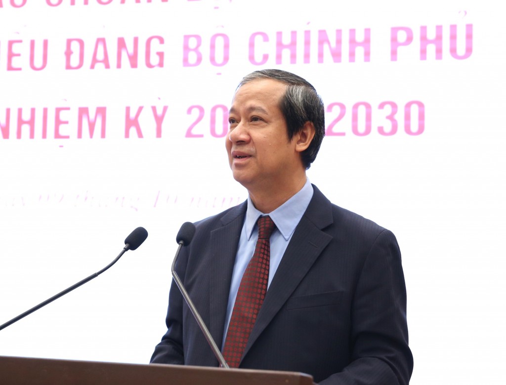 Ủy viên Trung ương Đảng, Bộ trưởng Bộ Giáo dục và Đào tạo Nguyễn Kim Sơn thông tin về những thành tựu nổi bật và quan trọng mà ngành giáo dục đạt được trong nhiệm kỳ qua - Ảnh: VGP/Nguyễn Hoàng