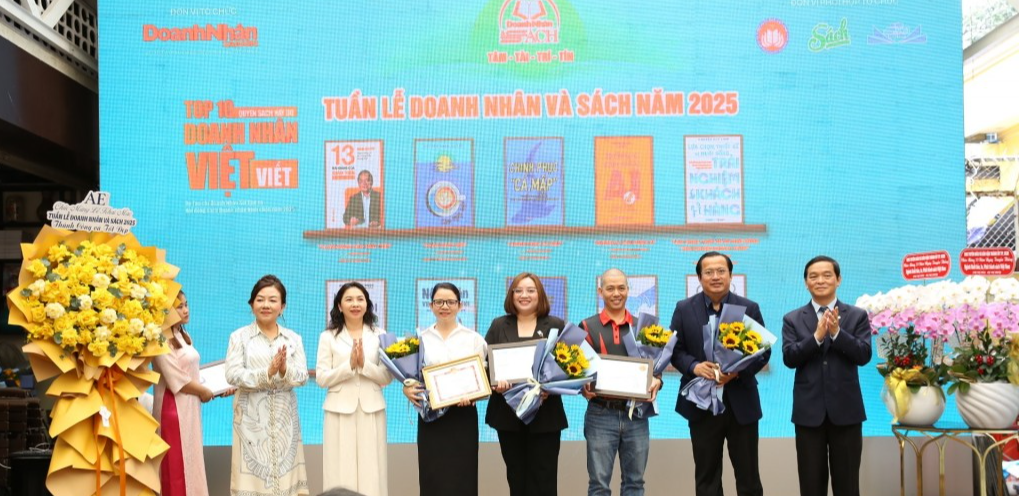 Đại diện các đơn vị nhận vinh danh Phát triển văn hóa đọc và lan tỏa tinh thần doanh nhân Việt