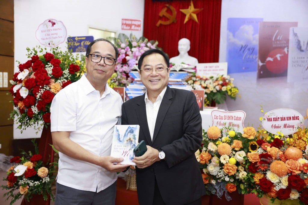 Nhà báo, nhà thơ Lê Xuân Sơn tặng sách tới nhà báo Nguyễn Mạnh Hưng - Tổng Biên tập báo Tuổi trẻ Thủ đô