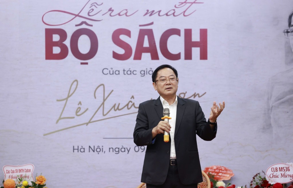 Bộ sách chứa đựng tâm hồn đầy rung cảm và cộng hưởng của nhà thơ Lê Xuân Sơn