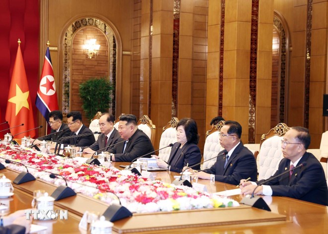 Tổng Bí thư, Chủ tịch Quốc vụ CHDCND Triều Tiên Kim Jong Un và Đoàn cấp cao Triều Tiên tại cuộc hội đàm với Tổng Bí thư Tô Lâm. (Ảnh: Thống Nhất/TTXVN)