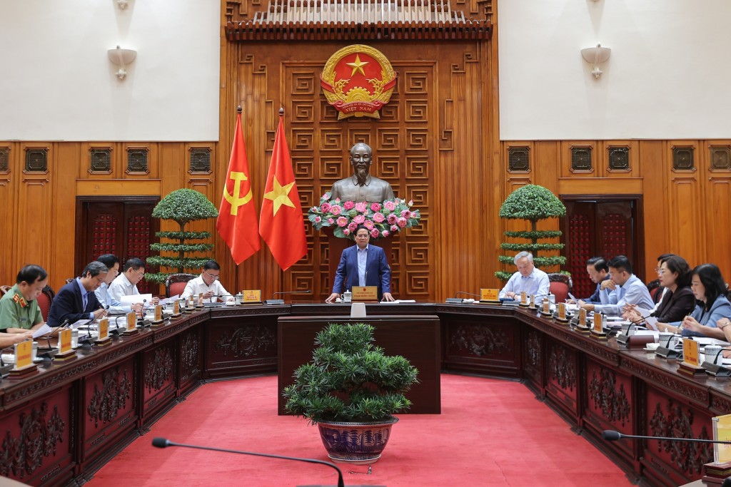 Thủ tướng lưu ý các cơ quan, các bộ, ngành, các địa phương kịp thời khen thưởng, tôn vinh những điển hình, người tốt, việc tốt, gương cống hiến, hy sinh và phê bình, xử lý các chủ thể không hoàn thành nhiệm vụ, phản ứng không kịp thời, vô cảm với mất mát, thiệt hại của nhân dân - Ảnh: VGP/Nhật Bắc