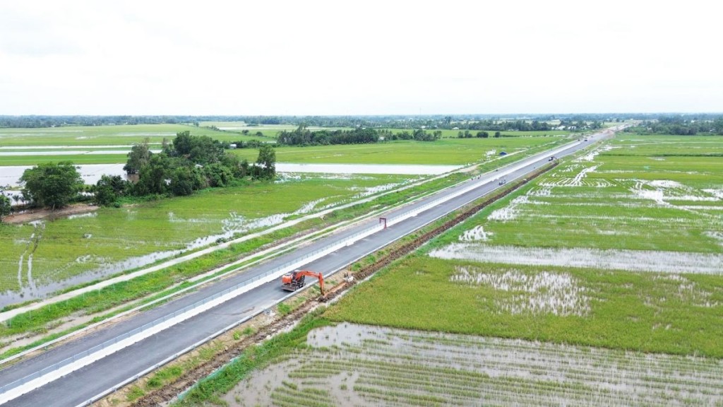 Dự án cao tốc kết nối TP. Cần Thơ với Cà Mau đang được triển khai, rút ngắn thời gian di chuyển và thúc đẩy lưu thông hàng hóa.