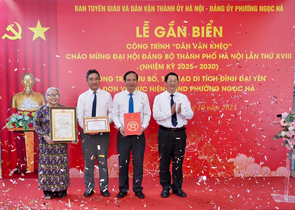 Phường Ngọc Hà gắn biển công trình “Dân vận khéo” chào mừng Đại hội