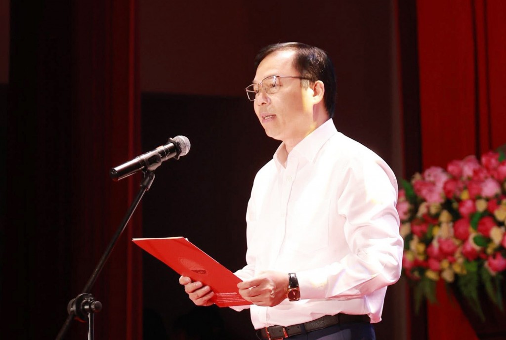 Tân sinh viên trường Báo khởi đầu hành trình thanh xuân rực rỡ