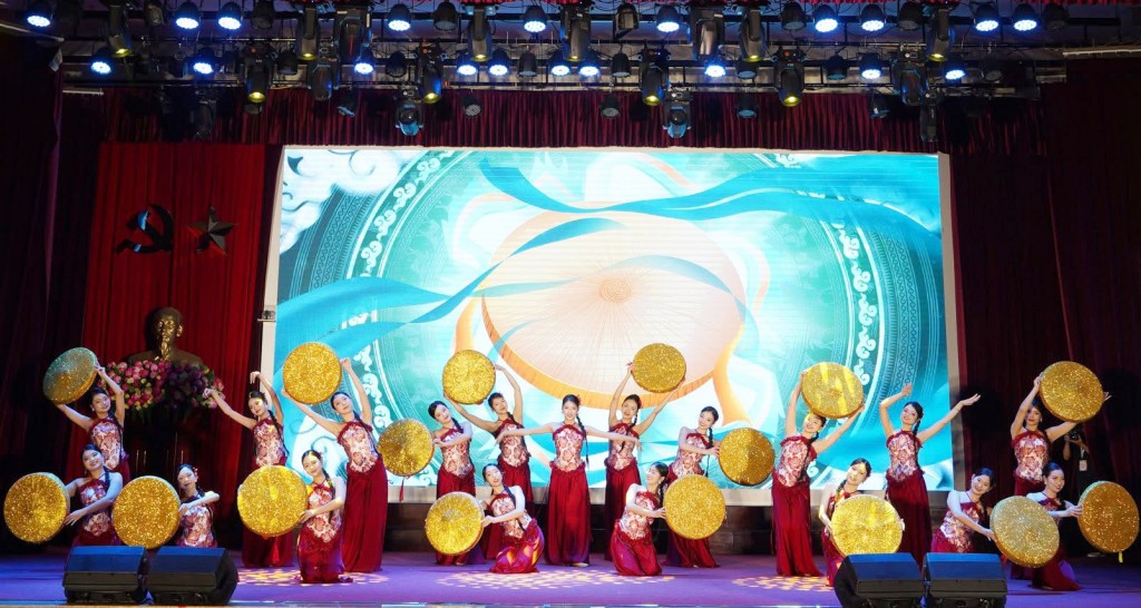 Tân sinh viên trường Báo khởi đầu hành trình thanh xuân rực rỡ