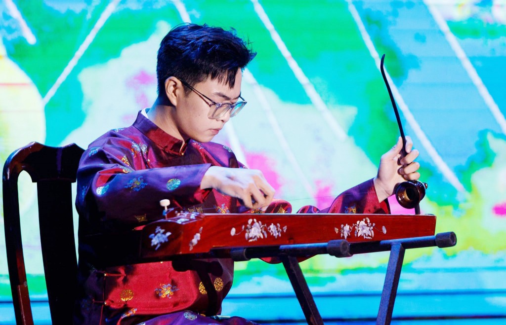Tân sinh viên trường Báo khởi đầu hành trình thanh xuân rực rỡ