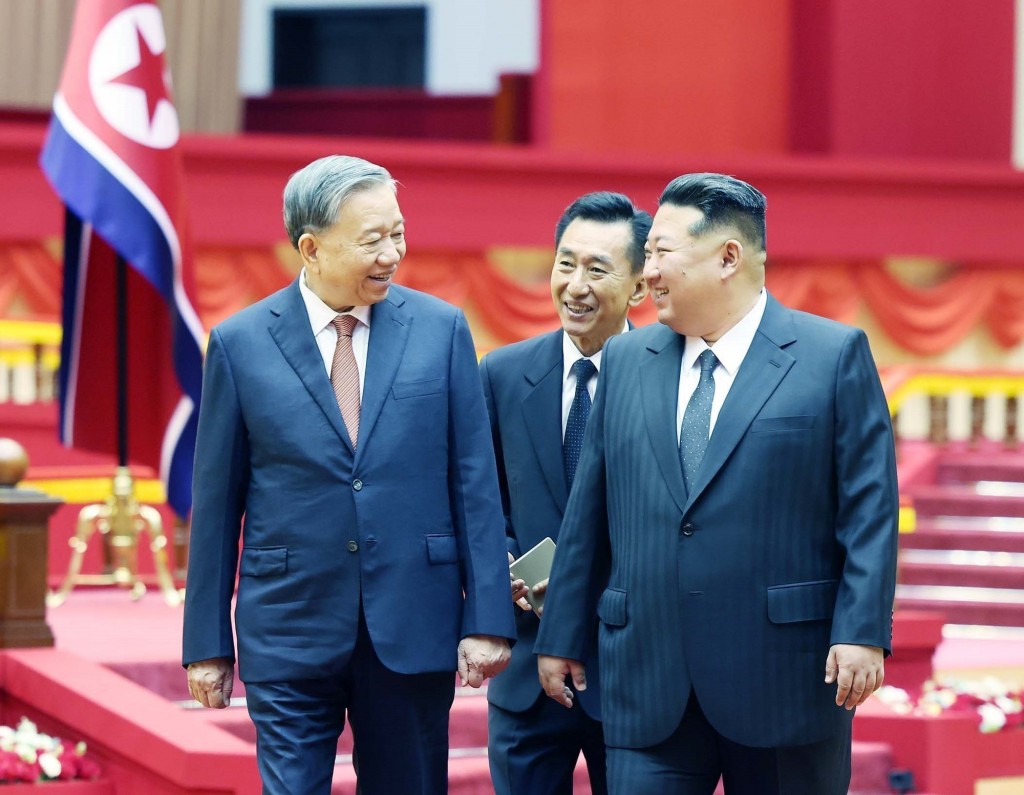 Tổng Bí thư Đảng Lao động Triều Tiên, Chủ tịch Quốc vụ nước Cộng hòa Dân chủ Nhân dân Triều Tiên Kim Jong Un đón Tổng Bí thư Tô Lâm (Ảnh: TTXVN)