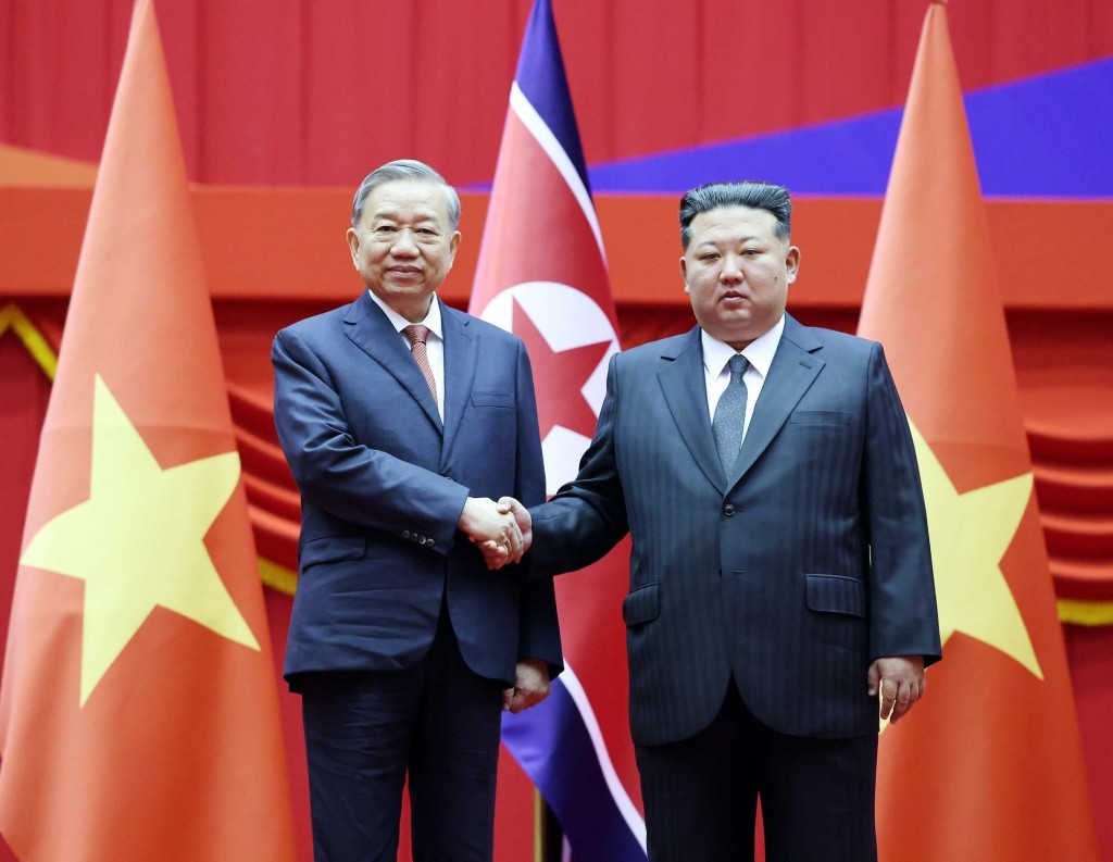 Tổng Bí thư Đảng Lao động Triều Tiên, Chủ tịch Quốc vụ nước Cộng hòa Dân chủ Nhân dân Triều Tiên Kim Jong Un đón Tổng Bí thư Tô Lâm (Ảnh: TTXVN)