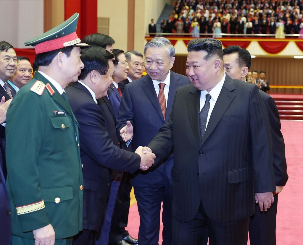 Tổng Bí thư Tô Lâm giới thiệu thành viên chính thức Đoàn đại biểu cấp cao Việt Nam với Tổng Bí thư, Chủ tịch Quốc vụ Cộng hòa Dân chủ Nhân dân Triều Tiên Kim Jong Un (Ảnh: TTXVN)