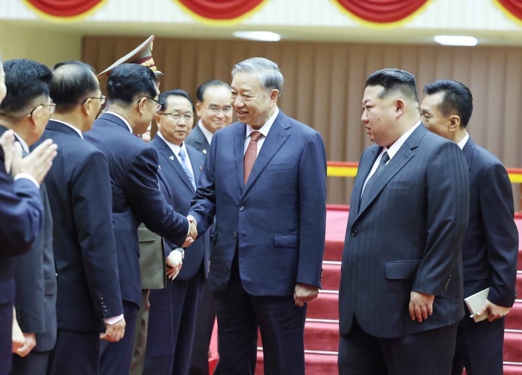 Tổng Bí thư, Chủ tịch Quốc vụ Cộng hòa Dân chủ Nhân dân Triều Tiên Kim Jong Un giới thiệu thành viên chính thức Đoàn cấp cao Triều Tiên với Tổng Bí thư Tô Lâm (Ảnh: TTXVN)