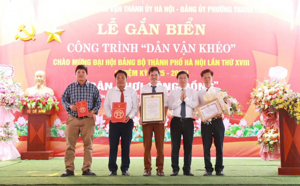 Phó Trưởng Ban Tuyên giáo và Dân vận Thành ủy Hà Nội Nguyễn Hoàng Sơn trao bằng công nhận công trình Gắn biển công trình “Dân vận khéo” tại phường Thanh Liệt