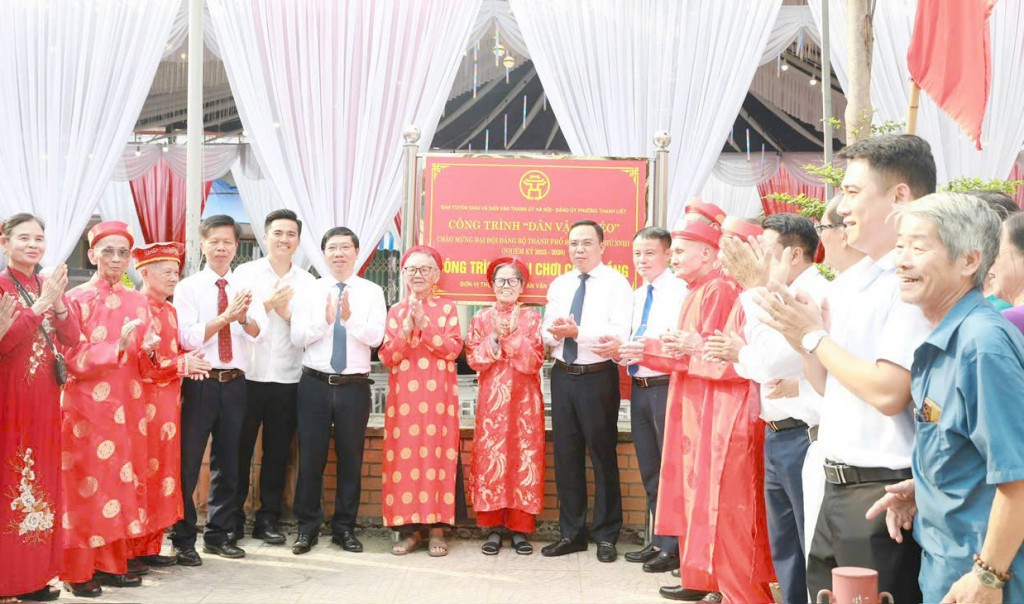 Các đại biểu chụp ảnh lưu niệm ở Sân chơi cộng đồng - công trình Dân vận khéo chào mừng Đại hội Đảng bộ TP Hà Nội của phường Thanh Liệt Các đại biểu chụp ảnh lưu niệm ở Sân chơi cộng đồng - công trình Dân vận khéo chào mừng Đại hội Đảng bộ TP Hà Nội của phường Thanh Liệt