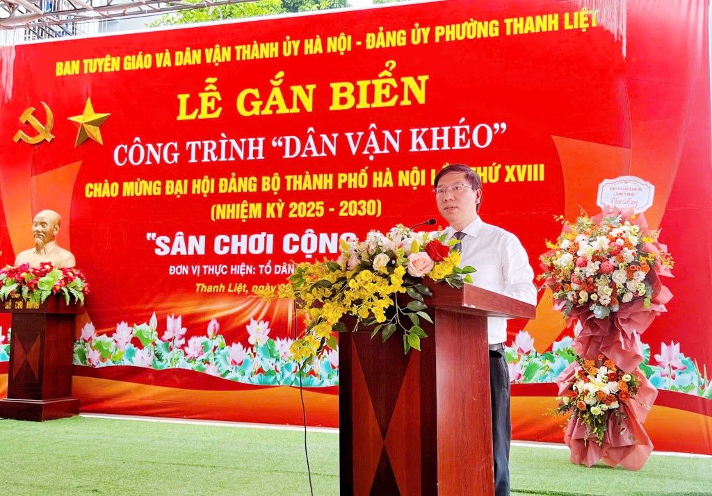 Phó Trưởng Ban Tuyên giáo và Dân vận Thành ủy Hà Nội Nguyễn Hoàng Sơn phát biểu tại lễ gắn biển công trình Phó Trưởng Ban Tuyên giáo và Dân vận Thành ủy Hà Nội Nguyễn Hoàng Sơn phát biểu tại lễ gắn biển công trình