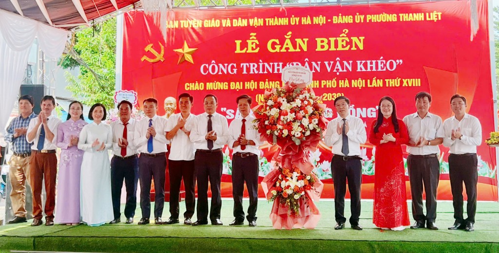 Phó Trưởng Ban Tuyên giáo và Dân vận Thành ủy Hà Nội Nguyễn Hoàng Sơn tặng lẵng hoa cho Đảng ủy - HĐND - UBND - Ủy ban Mặt trận Tổ quốc Việt Nam phường Thanh Liệt Phó Trưởng Ban Tuyên giáo và Dân vận Thành ủy Hà Nội Nguyễn Hoàng Sơn tặng lẵng hoa cho Đảng ủy - HĐND - UBND - Ủy ban Mặt trận Tổ quốc Việt Nam phường Thanh Liệt