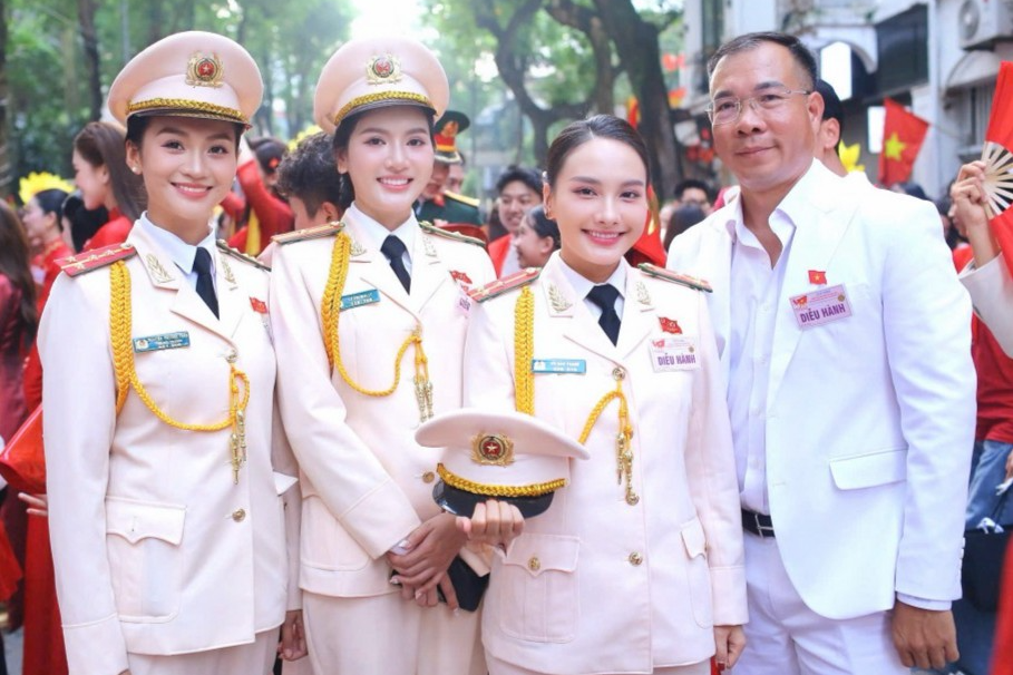 Đại úy Nguyễn Phương Thảo (ngoài cùng bên trái) cùng đồng nghiệp Đại úy Nguyễn Phương Thảo (ngoài cùng bên trái) cùng đồng nghiệp