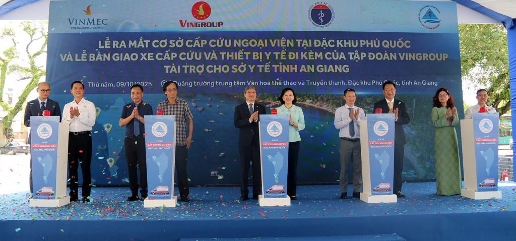 Các đại biểu thực hiện nghi thức ra mắt Cơ sở cấp cứu ngoại viện Phú Quốc