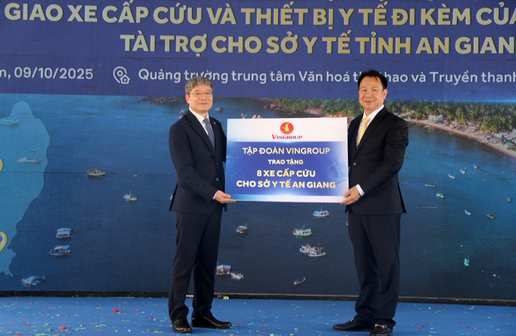 Vingroup bàn giao 8 xe cứu thương và trang thiết bị y tế hiện đại cho Sở Y tế An Giang