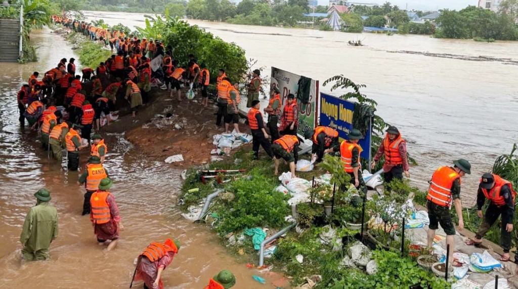 “Lá chắn giữa bão giông” - bản hùng ca giữa mùa lũ