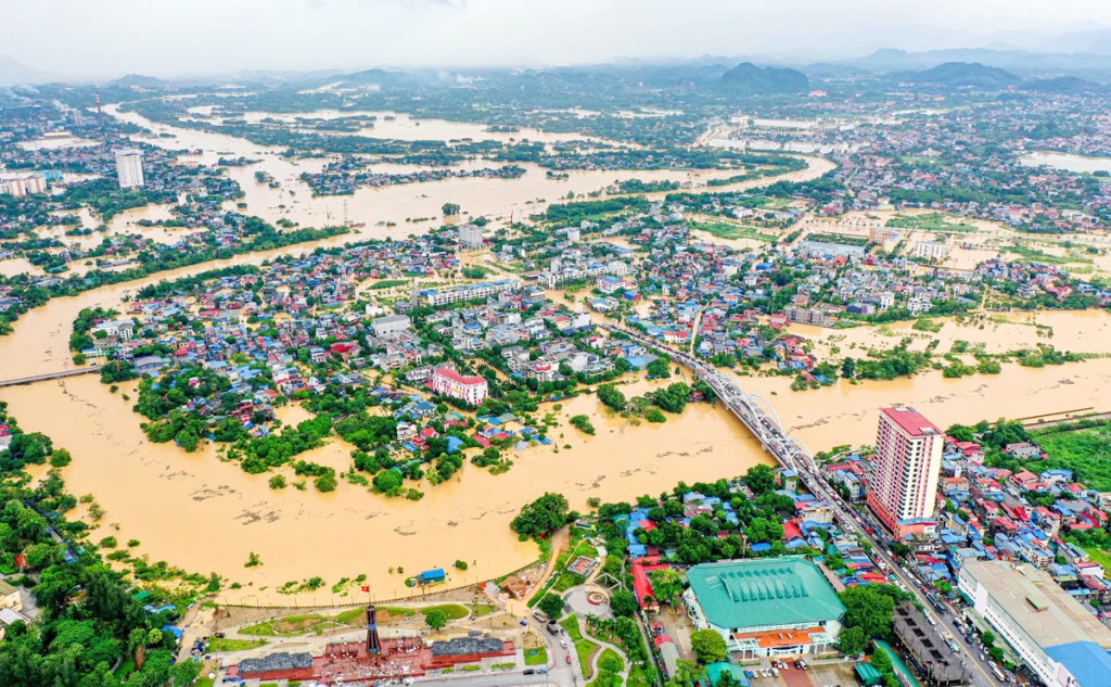 “Lá chắn giữa bão giông” - bản hùng ca giữa mùa lũ