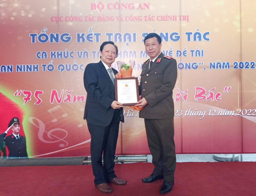 Phó Cục trưởng Cục công tác Đảng và công tác chính trị, Bộ Công an; Thiếu tướng, NSND Nguyễn Công  Bẩy trao Bằng chứng nhận ca khúc “ Thương anh” đoạt giải C về đề tài “ Vì an ninh Tổ quốc và bình yên cuộc sống” cho nhà báo Tào Khánh Hưng - Phó Tổng biên tập Báo Xây dựng.
